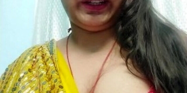 Horny Bhabi Showing Boobs And Pussy Hole